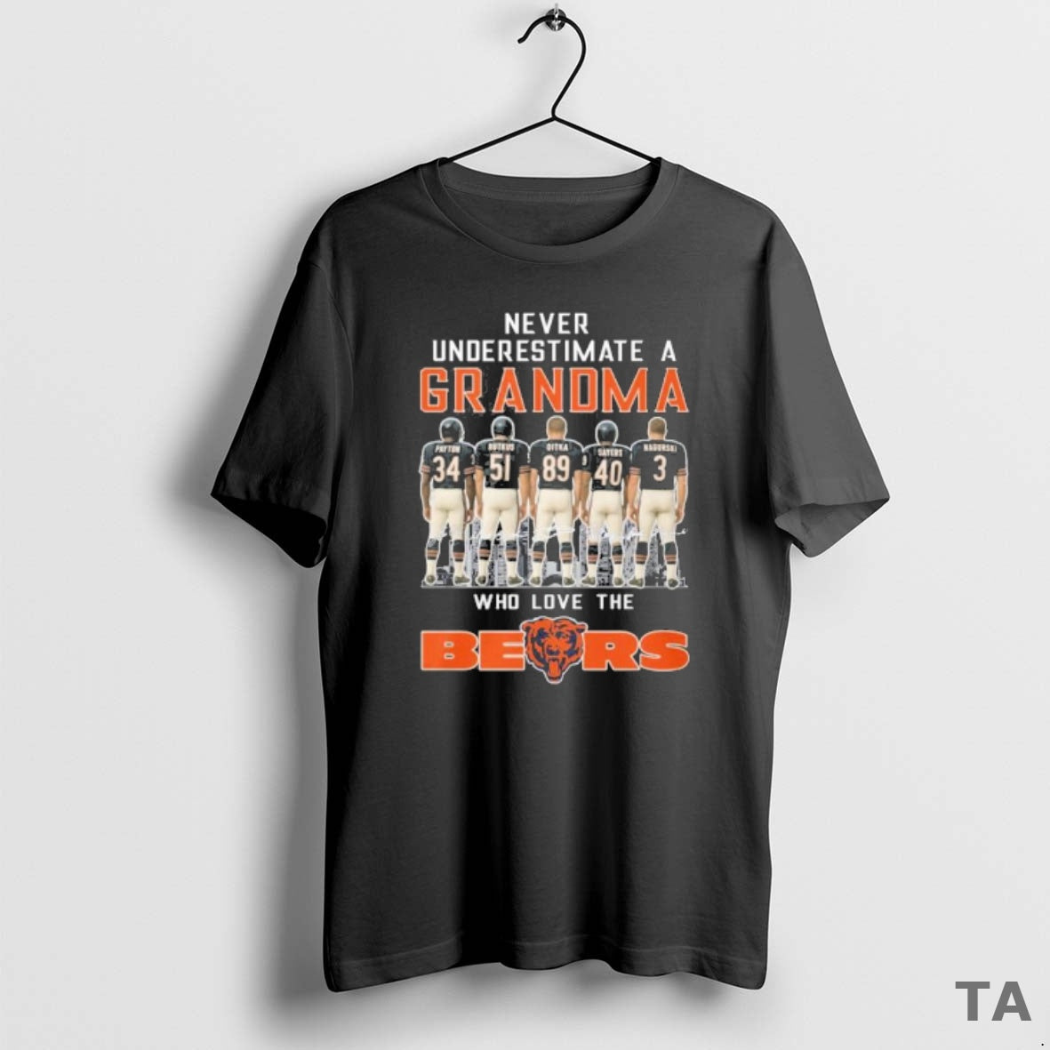 Top Never Underestimate A Grandma Who Loves The Chicago Bears T Shirt Sweater
